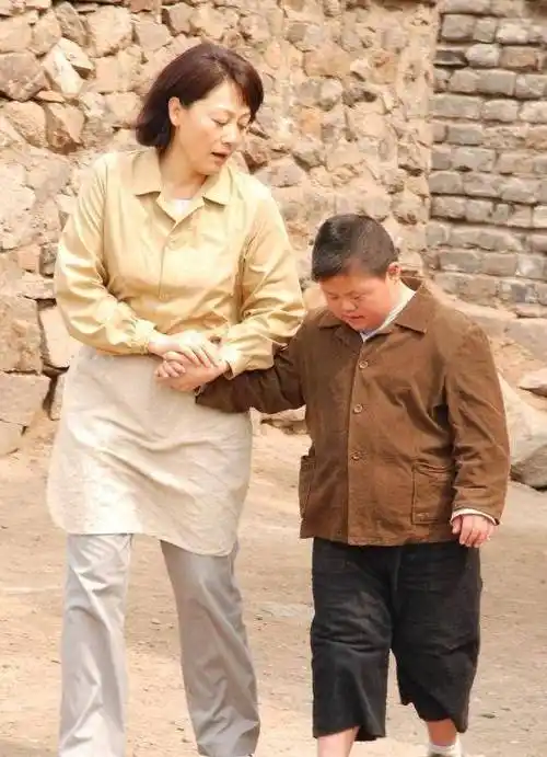 1993年,王姬生下儿子,27岁仅有4岁智商,却"坑"女儿10年_高峰_高丽雯