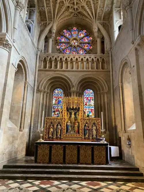 各式各样的大教堂内饰