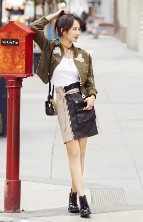 杨紫将长靴剪成了短靴,剩下部分竟贴在裙子上?简直时髦得不像话