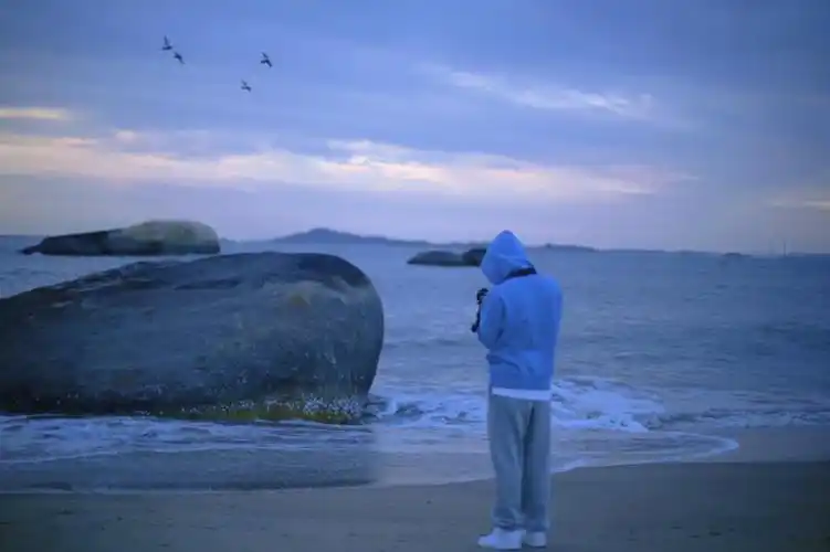 一个人孤独看海背影