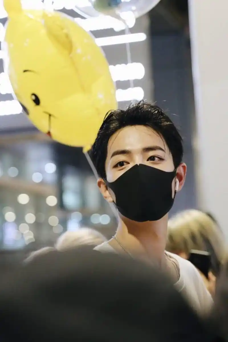 肖战的机场大背头造型是口罩难以遮挡的帅气男友风超级爱辽