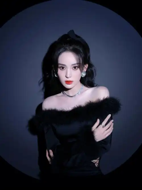 古力娜扎黑天鹅造型