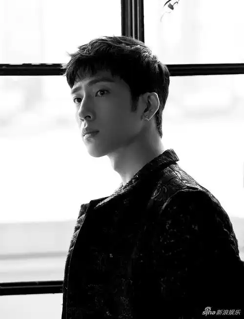 井柏然黑白时尚大片,帅气侧颜闲庭信步自信绅士