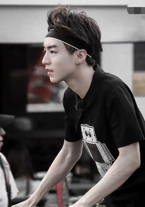 原创《749局》最新合影中王俊凯站在女生旁边笑得超开心,粉丝心碎