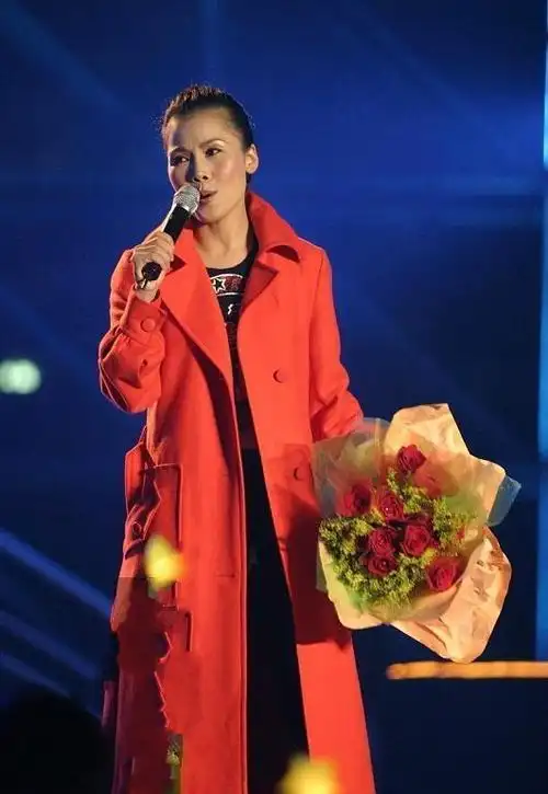 58岁田震晒泳装照!网友喊她上《歌手》刺激那英,理由把人看笑了