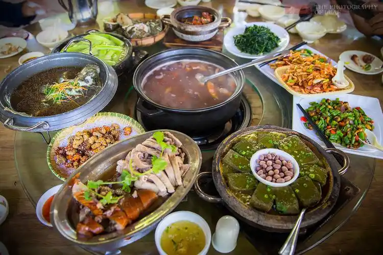 海南特色网红农家菜,一桌十二道菜1200元,你觉得怎么样?