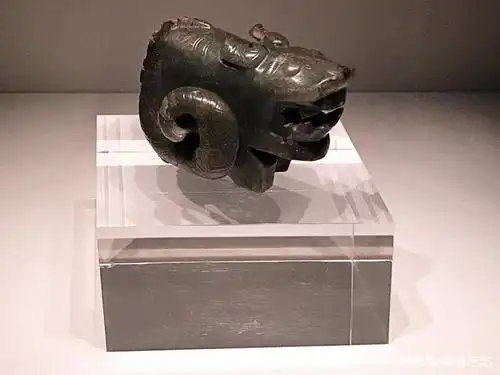 1986年四川广汉三星堆出土说完青铜器和青铜面具再给大家介绍一下商朝