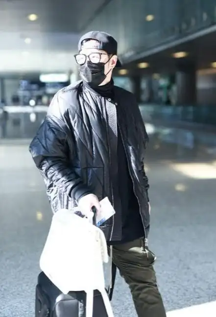 潘玮柏现身上海机场时尚穿搭展现魅力