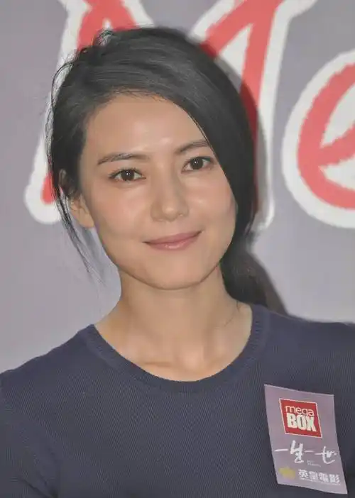 高圆圆的"贵妇肌"太优越,脸上有皱纹也很美,气质温婉又大气_女人_时尚