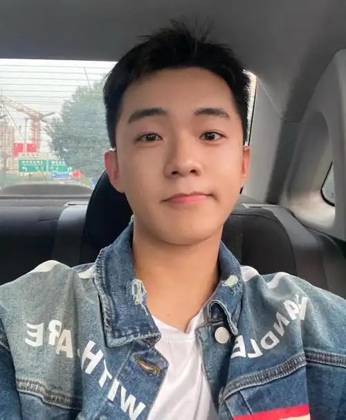 五官俊俏,酷帅有型,一张稚嫩的容颜让人着迷,网友直言:心动了