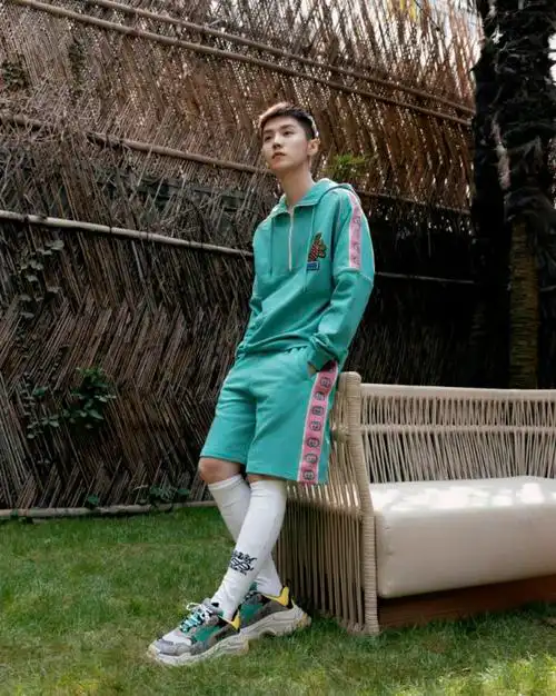 鹿晗越变越年轻,绿色套装,长筒袜,秒变十八岁足球小子
