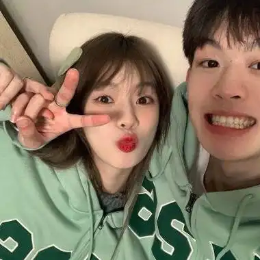 秀恩爱的情侣头像真人每次想你我都满口甜蜜