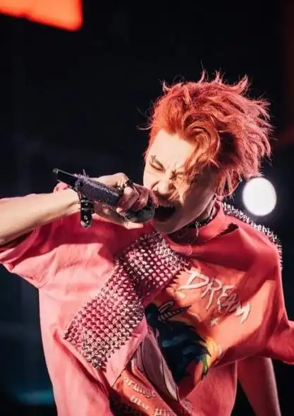 说小鬼的这身造型非常杀马特,非主流