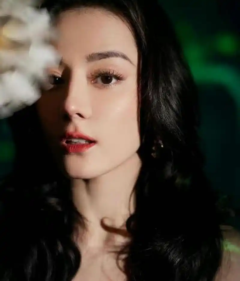 网友:迪丽热巴绝美照片,一席墨绿色的礼服,衬托出她更加的娇艳动人