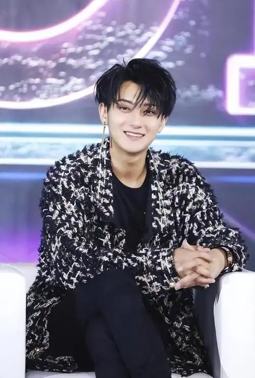 然而与关晓彤的恋情公开后,鹿晗的人气受到了不小的冲击,粉丝数显著