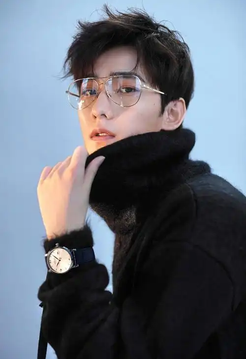 杨洋最新时尚大片曝光 展雅痞帅气风格