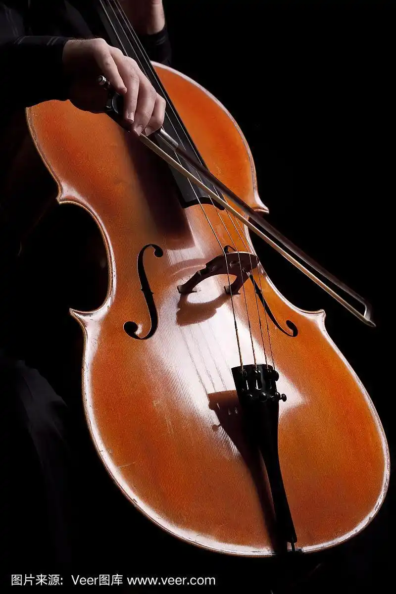 演奏大提琴