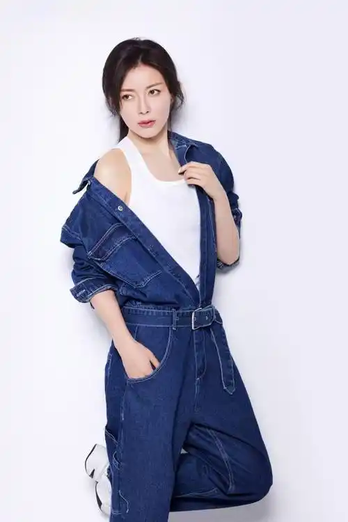 演员刘敏发布白t牛仔造型写真 参演剧《民国大侦探》热播中_北京_刘敏