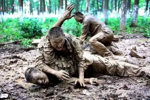 解放军残酷训练:手劈碎瓦罐 扛木冲过河