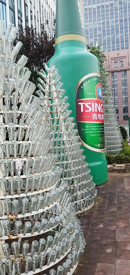 今天来到青岛市博物馆,迎接人们的是一座座啤酒瓶堆成的堡塔,场景相当