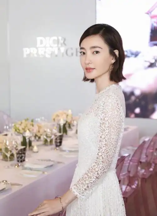 素颜女神王丽坤温婉动人条纹毛衣搭黑色长裙身材令人招架不住