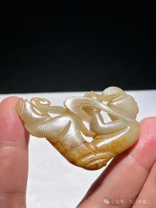 辽金和田玉籽料白玉沁色飞天挂件