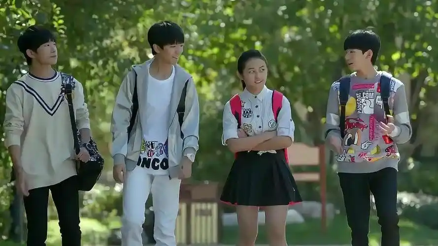 别离:张子枫跟tfboys一起玩耍,不料被黄磊误会,立马把人分开