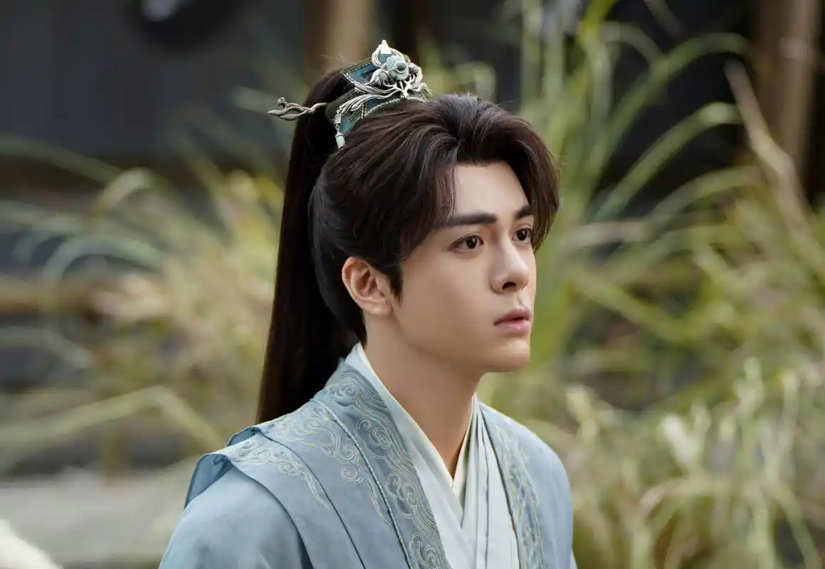 曾舜晞这次身份升级,虽然不是家财万贯的少爷,却变成了国舅爷沈逸.