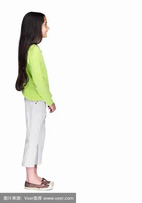 一个小女孩的侧面形象站在白色