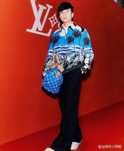 45岁周杰伦对比42岁林俊杰,骨相老去和皮相老去的差别