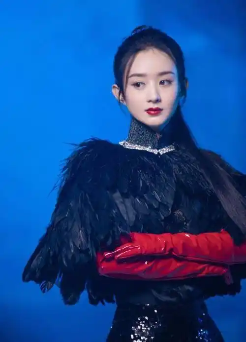 赵丽颖寻龙传说主题大片,造型百变气场强,尽显酷飒美感_服装_黑色