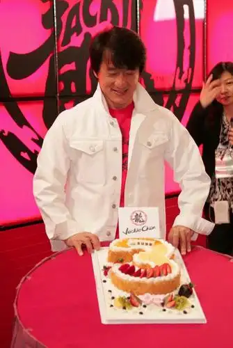 组图成龙温馨庆生日笑侃不愿在香港开店