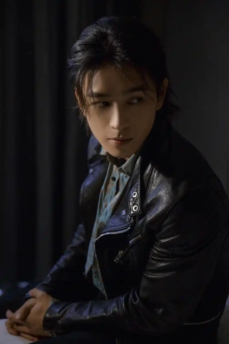 欢娱影视演员洪尧化身雅痞绅士亮相《烈火军校》粉丝见面会,剧中饰演