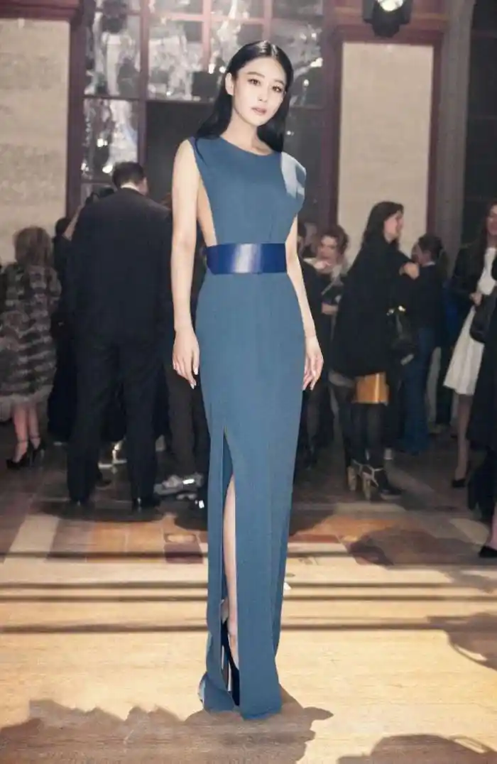 张馨予胯真宽,鱼尾裙都快撑破了,网友:这身材简直了!