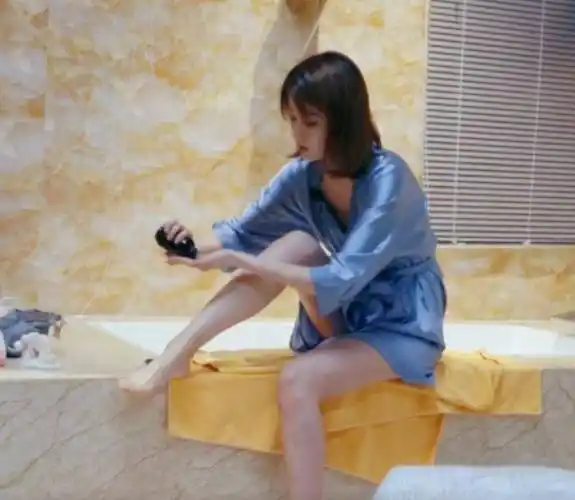 乔欣给自己刮痧,当她把腿放到台子上,真实的状态,谁能不羡慕_浴室