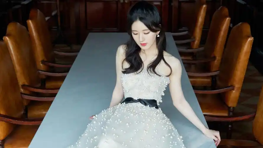 赵露思 蝴蝶结轻纱抹胸长裙 珍珠少女壁纸高清大图预览1920x1080_美女