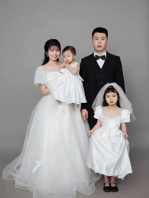 幸福一家全家福   如果生活不过甜,那就生一个女儿,一个不够就俩个.