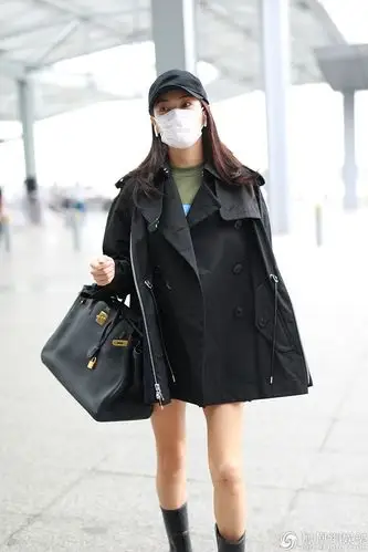 张雨绮风衣配雨靴秀美腿 全黑look超贵气_凤凰网娱乐_凤凰网