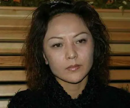 后来王纳文答应签约影视公司,正式进军娱乐圈.