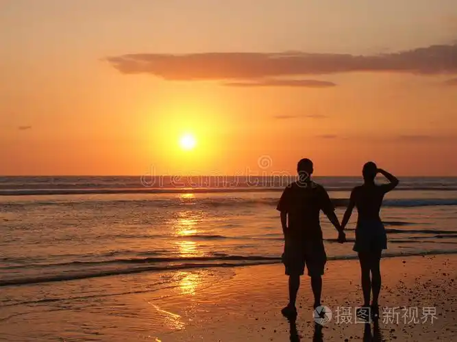 夫妻俩手牵手看夕阳