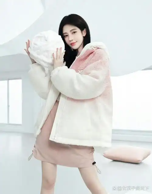 鞠婧祎的短裙与长袜组合,展现出别样的青春气息,给人以新鲜感