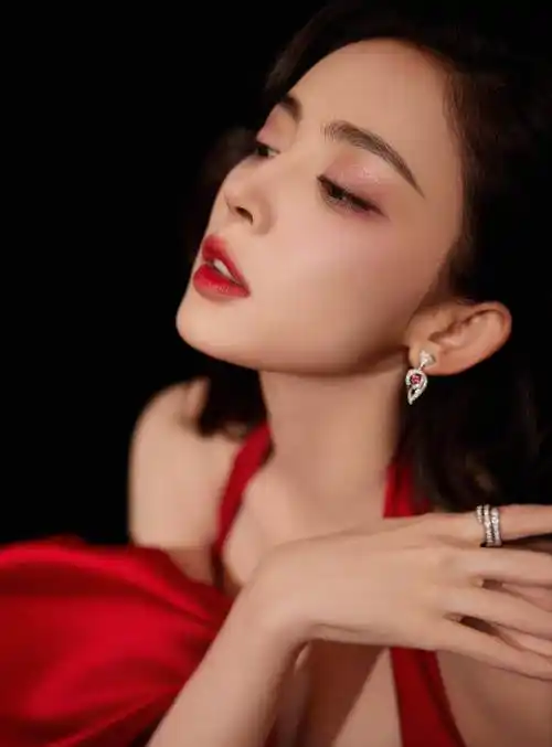 女星古力娜扎写真集:高贵优雅,端庄大气