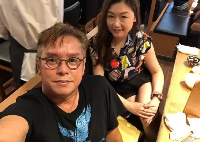 谭咏麟70岁生日晒照,秀肱二头肌不服老,模样却十分苍老