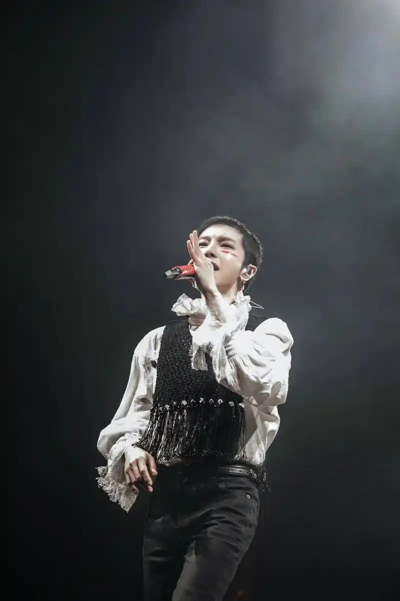 2019华晨宇火星演唱会海口高燃开唱超强人气引爆四面台