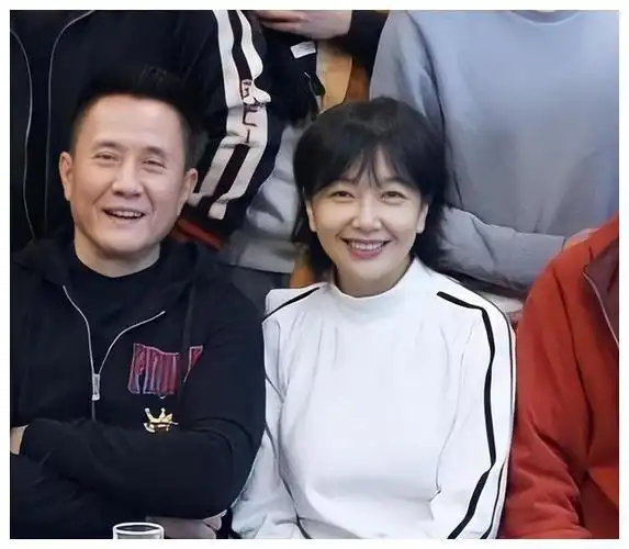 他们一家三口幸福地生活在一起,田小洁用实际行动证明了自己的爱和