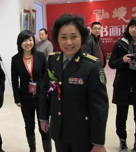 演员庞敏戎装现身 兴致昂然书画间(图)