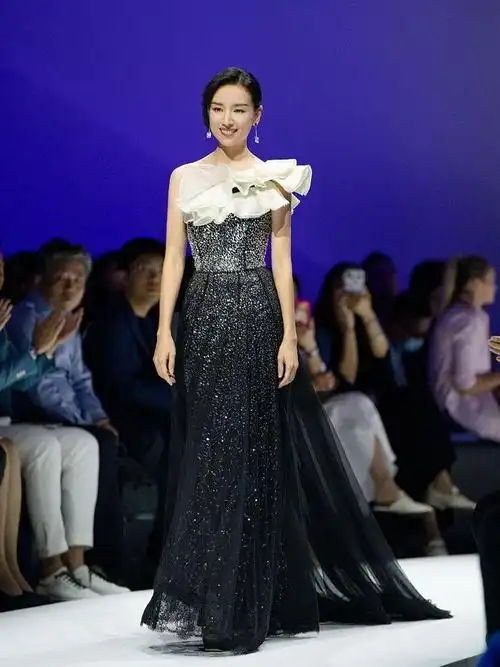 40岁董洁一袭星空礼服优雅大气气质清新脱俗美回颜值巅峰了