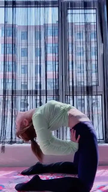 瑜伽美女的下腰表演画面太唯美了