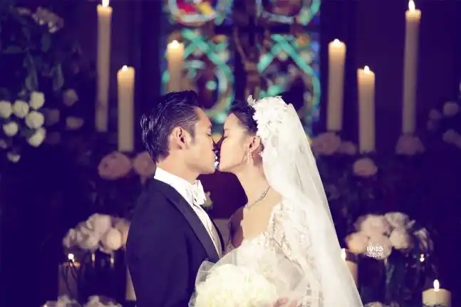 新人浪漫拥吻|(1/35) 袁弘张歆艺婚礼中西合璧 胡歌领衔伴郎颜值爆表