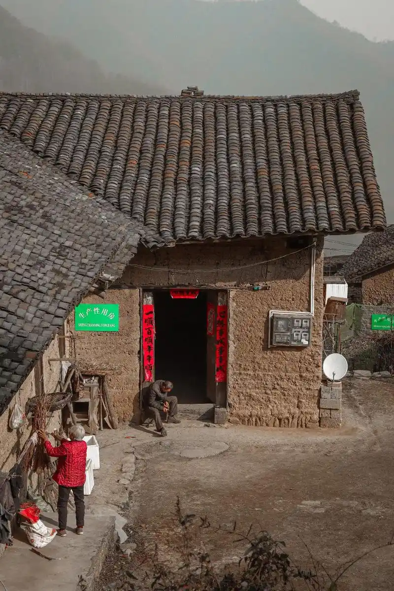 以前觉得农村生活枯燥,日出而作,日落而息,家人闲坐,灯火可亲 - 抖音